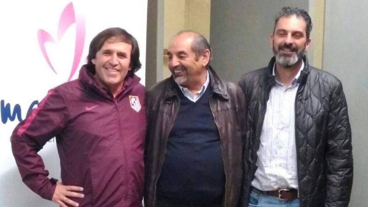 El presidente de la Peña, Manolo Díaz, junto a Rafael Carmona y el peñista Fran. DL