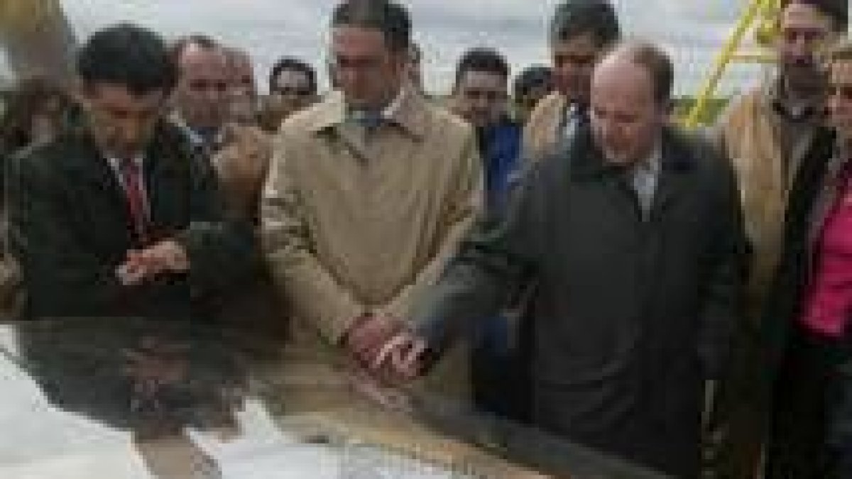 El alcalde de Chozas y Javier Chamorro, el día de la colocación de la primera piedra del Cetile