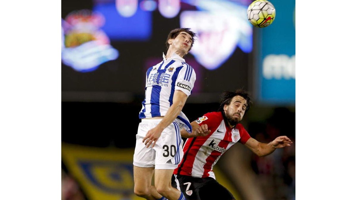 Elustondo cabecea un balón ante Beñat, durante el partido entre la Real y el Athletic.