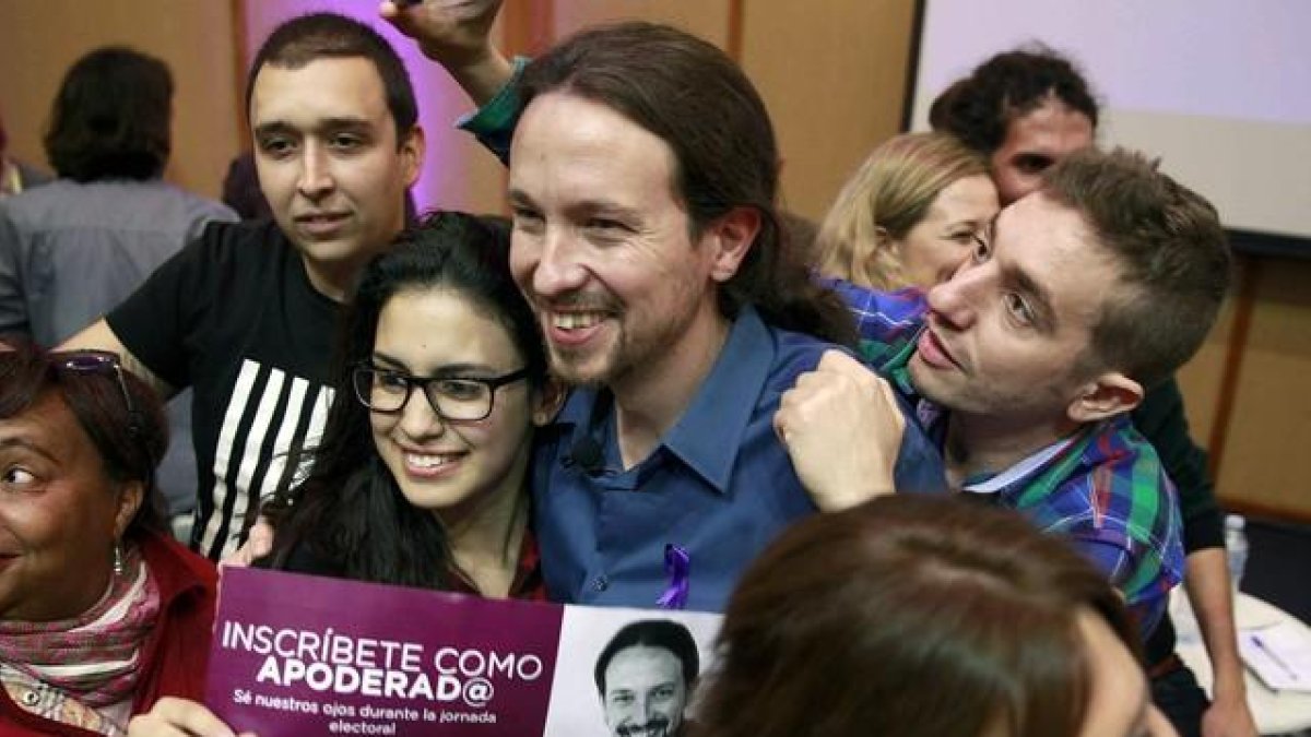 El candidato a la Presidencia del Gobierno de Podemos Pablo Iglesias posa hoy con algunos de los participantes del acto electoral de la Universidad de La Laguna EFE Cristobal Garcia