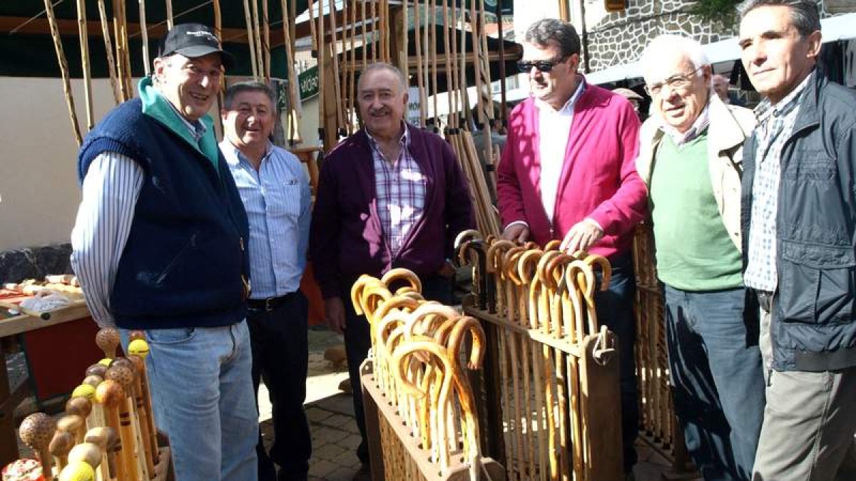 Las autoridades en el puesto de Filemón de la Cuesta de Valdeón que trabaja la madera.