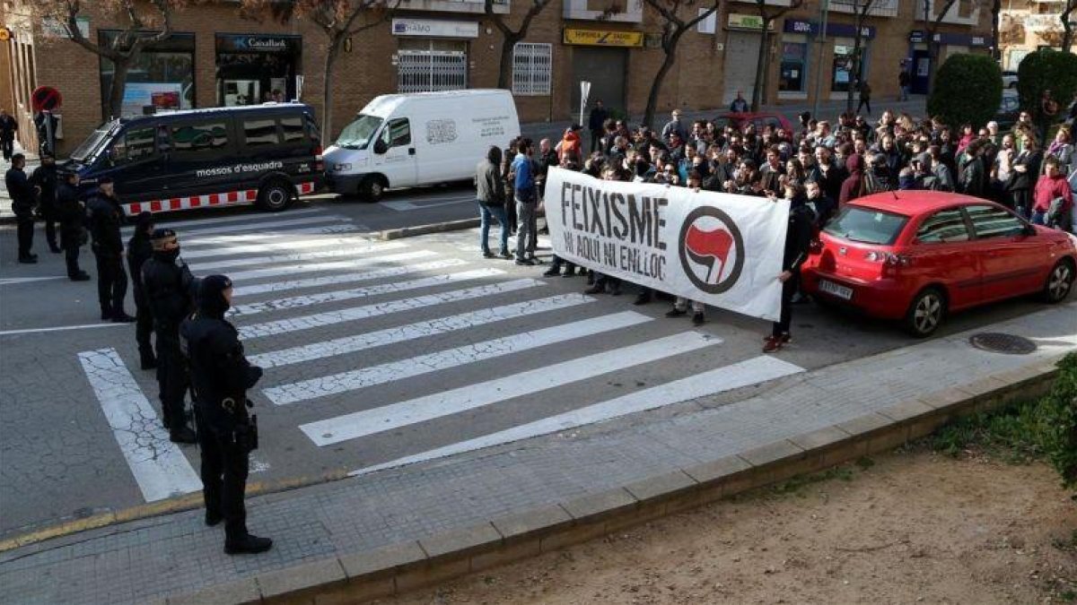 Los Mossos bloquean el paso de la concentración antifascista en el barrio de Sant Pere i Sant Pau de Tarragona.