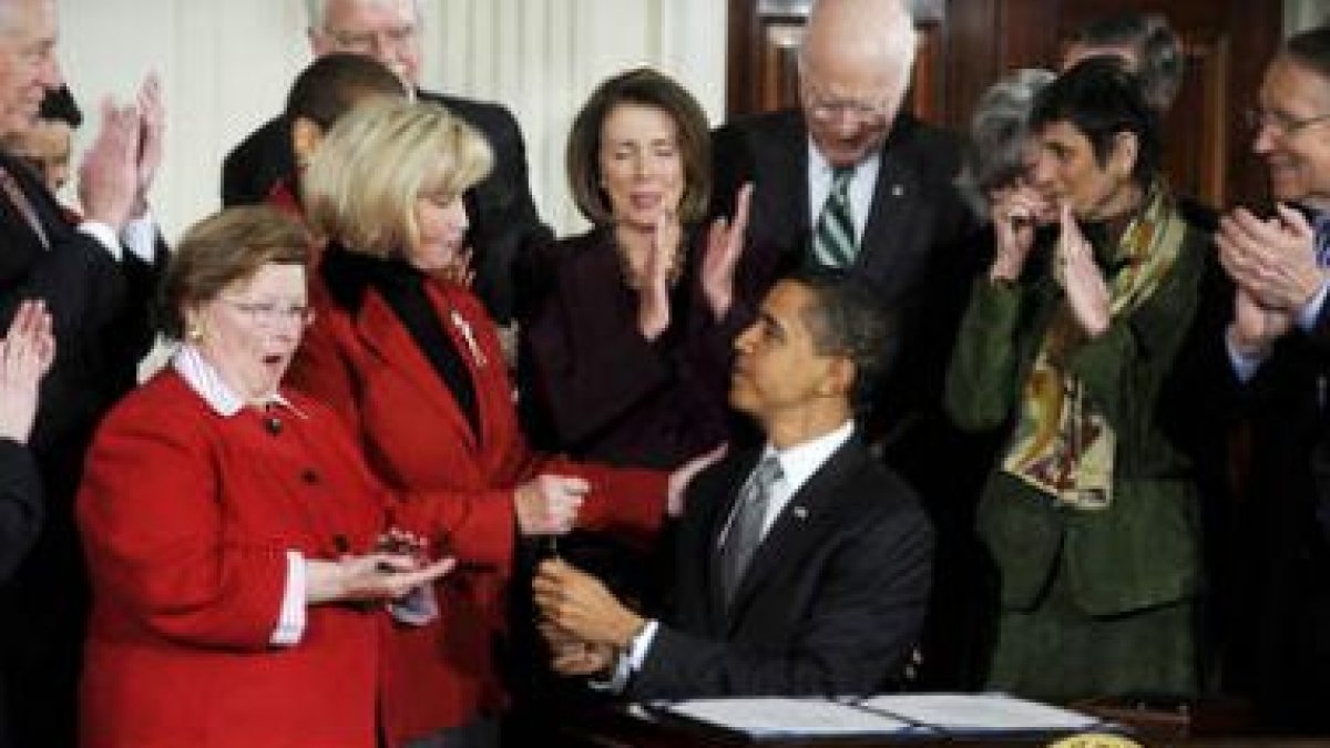 Obama da las gracias a Ledbetter tras la firma de su primera ley como presidente, la de Equidad Sala