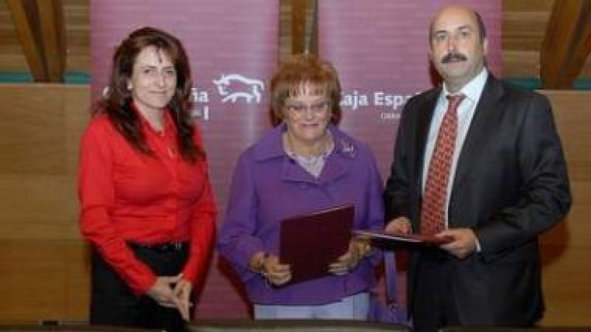 Flor de Juan, Mercedes García y José Manuel Fernández Corral, en la firma.