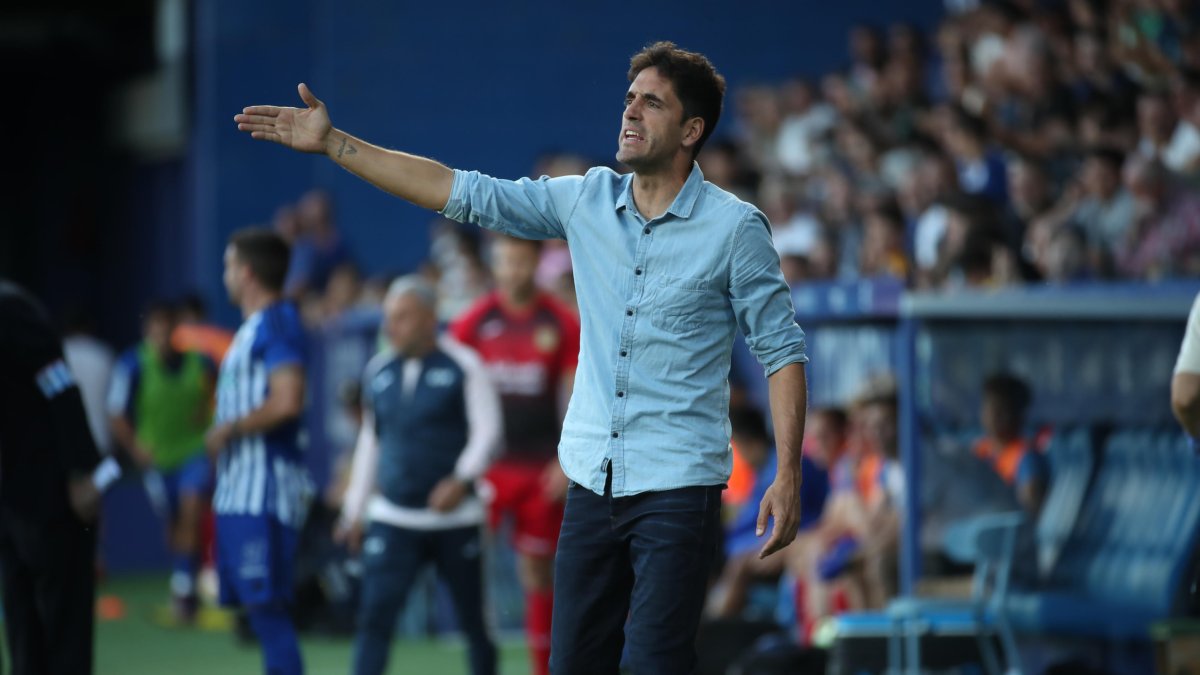 El técnico de la SD Ponferradina, Íñigo Vélez, tiene las ideas muy claras de lo que quiere. L. DE LA MATA