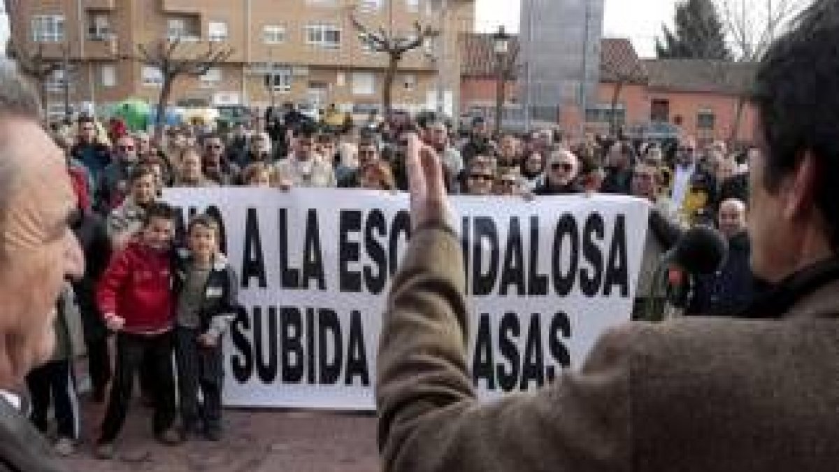 El más de un centenar de vecinos se concentraron cerca de una hora en la plaza del Ayuntamiento