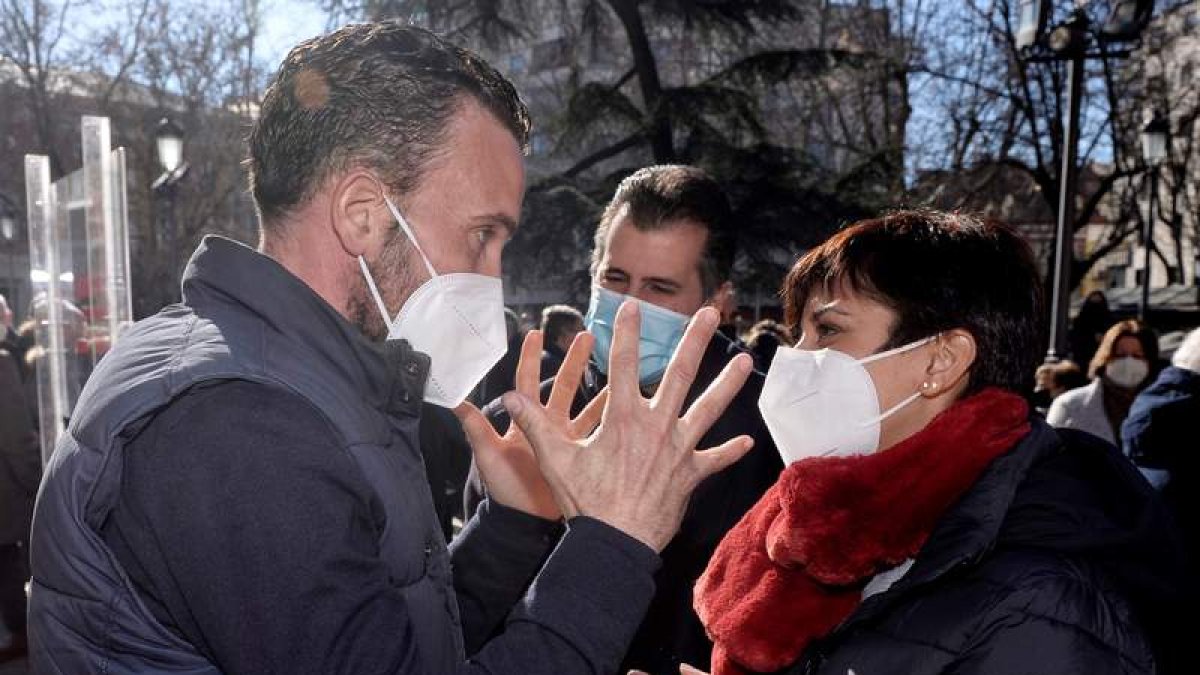 Tudanca, ayer, junto a la portavoz del Gobierno, Isabel Rodríguez, en Valladolid. EFE