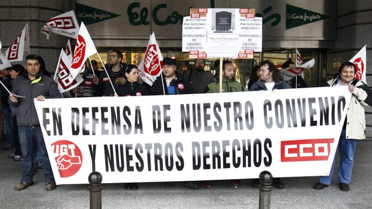 Protesta de trabajadores, ayer, ante una de las puertas principales de El Corte Inglés.