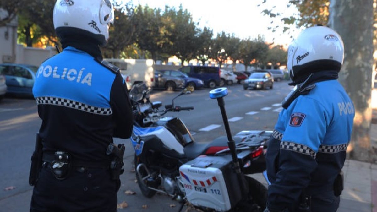 Dos agentes de la Policía Local de León. RAMIRO