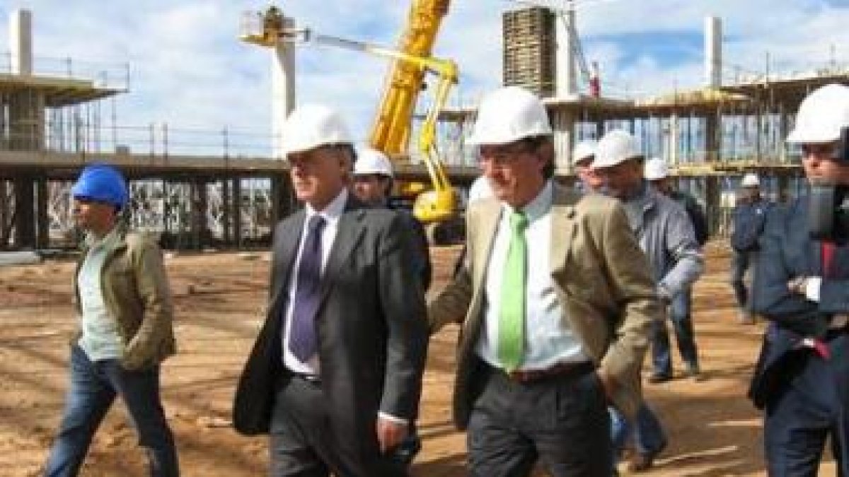 El subdelegado del Gobierno y el alcalde, durante una visita a las obras del recinto ferial.