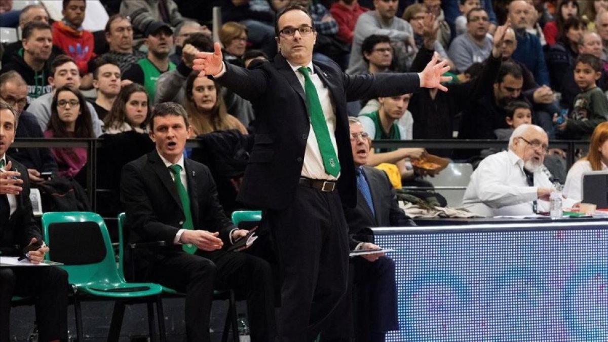 El técnico Diego Ocampo gesticula en su último partido ante el Estudiantes