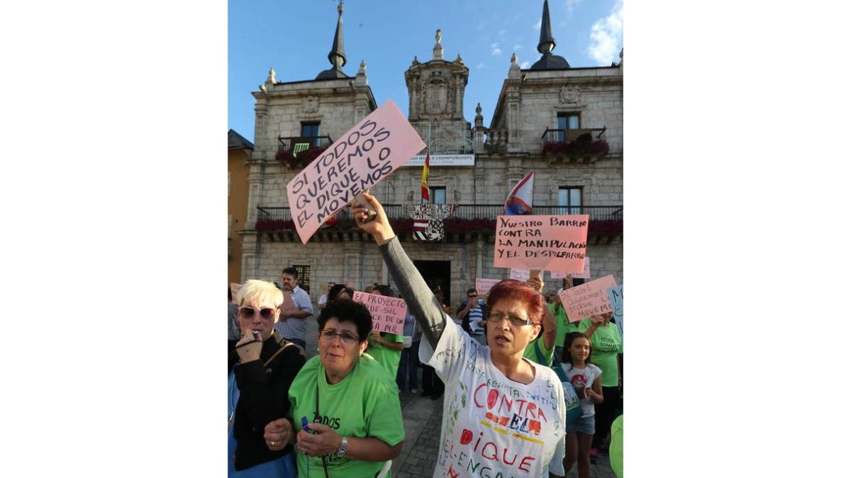 Más de un centenar de personas protestó ante el consistorio.