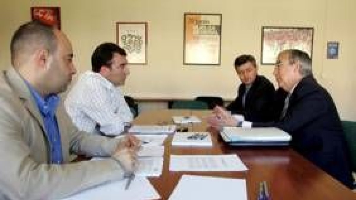 Sólo los representantes de UGT, PP y Cecale asistieron ayer en Valladolid al encuentro con CC.OO.