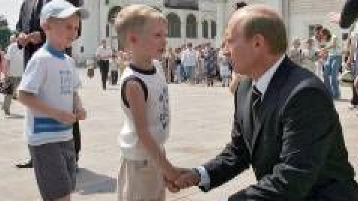 Putin saluda unos niños tras una reunión con militares en Moscú