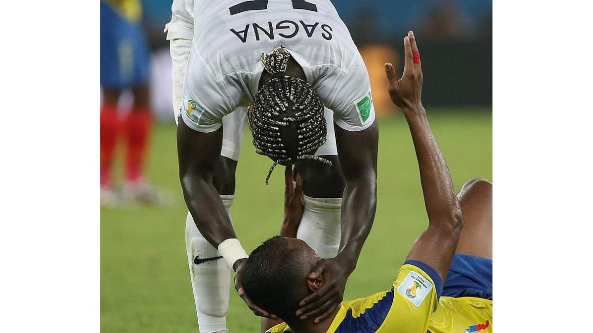 El fancés Sagna trata de consolar a Oswaldo Minda.