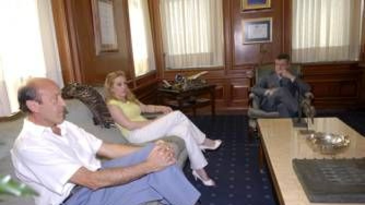 El alcalde, Francisco Fernández, se reunió ayer con los representantes vecinales