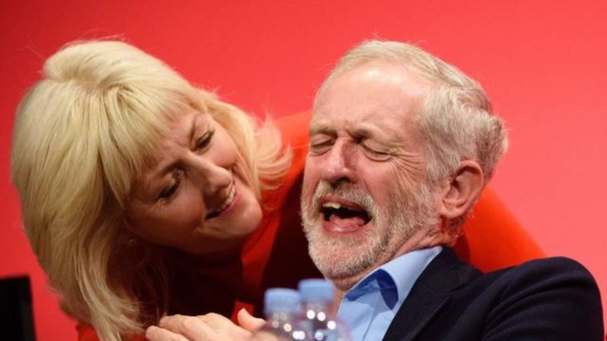El líder del partido Laborista, Jeremy Corbyn, bromea con una miembro de la formación durante el congreso en Brighton.