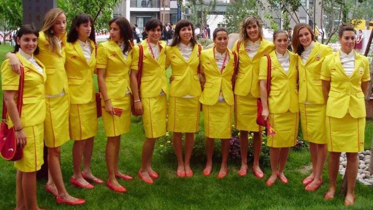La nadadora berciana, en el centro, junto al resto de integrantes de la selección española en Pekín 2008. DL