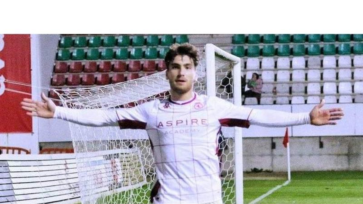 Percan celebra un gol con la elástica de la Cultural. FERNANDO OTERO