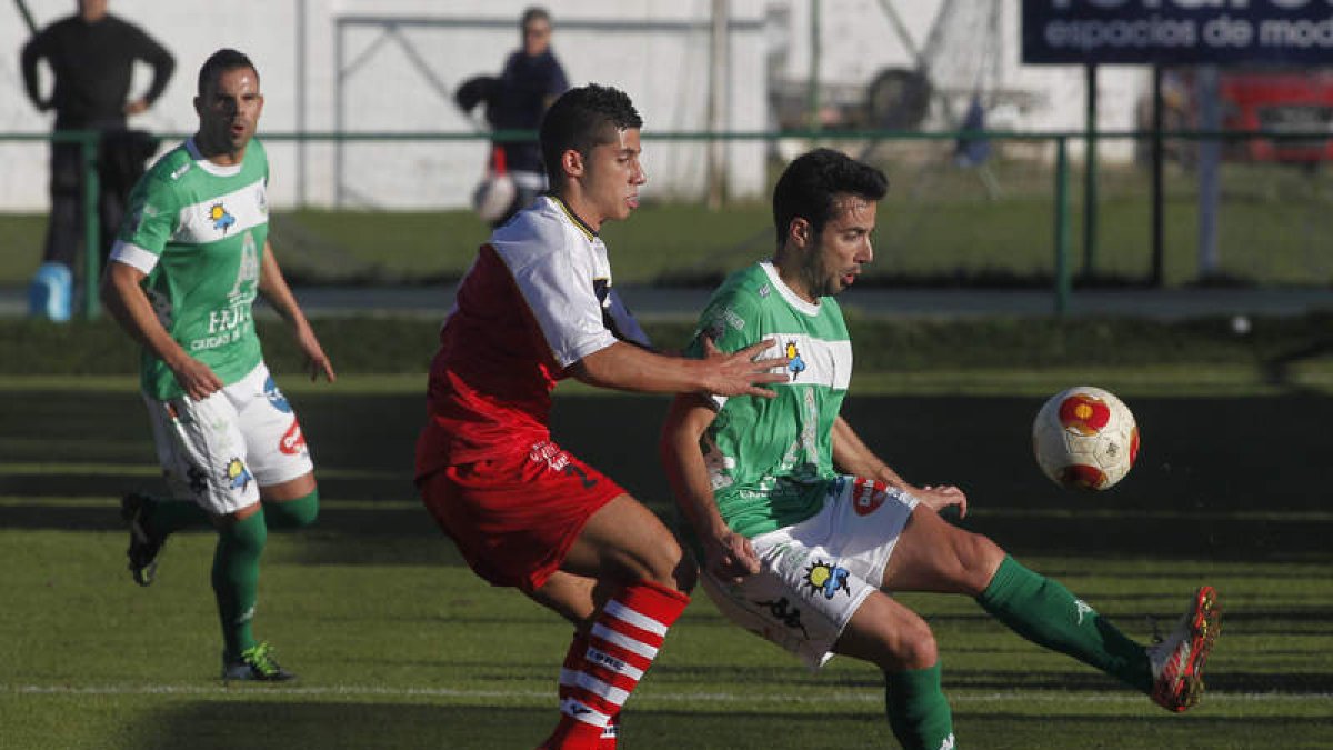Lago, a la derecha, es el único lateral izquierdo en la plantilla del equipo maragato