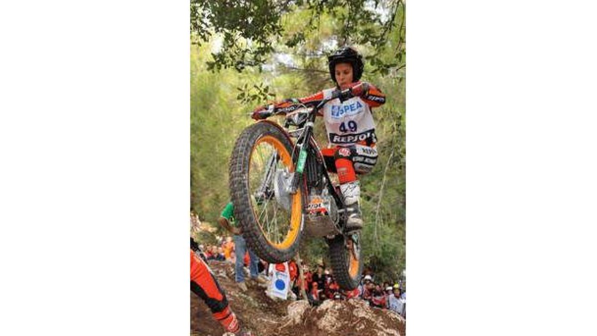 Laia Sanz intenta superar un tramo en una prueba reciente.