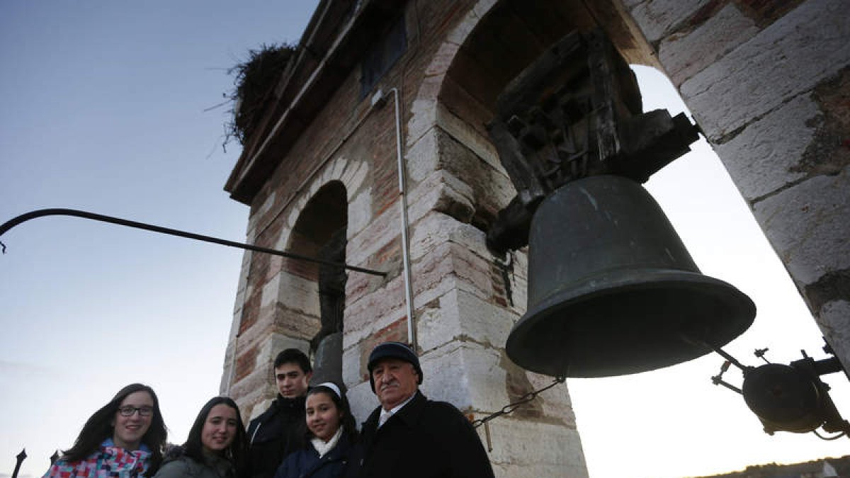 Pedro Delgado, junto a la ‘primera promoción’ de la Escuela de Campaneros de Villabalter, en la iglesia del pueblo.