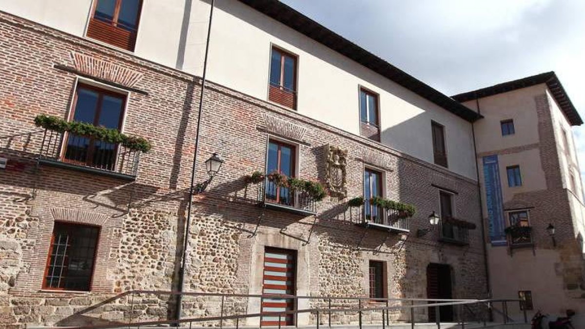Exterior de Don Gutierre, que albergará desde ahora de forma definitiva, parte de los servicios de Urbanismo.