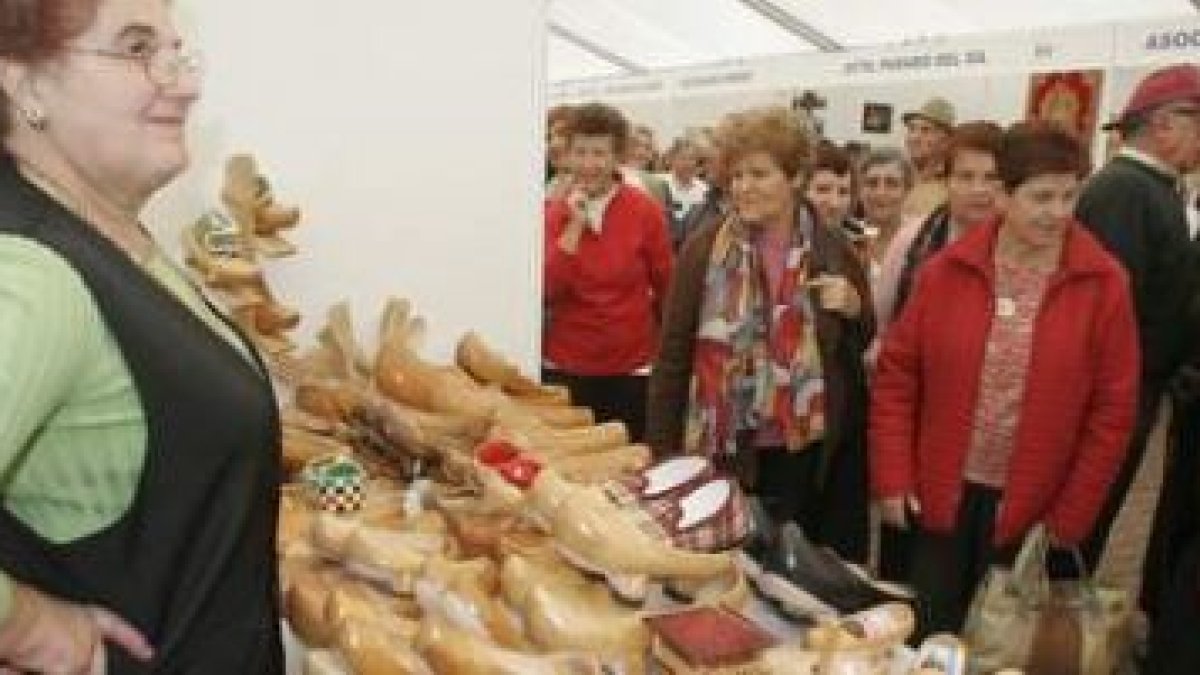 Las madreñas artesanas son uno de los atractivos del mercado tradicional de Páramo del Sil.