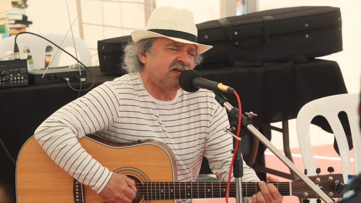 El cantautor Carlos Attadía actuó en la Feria del Libro. L. DE LA MATA