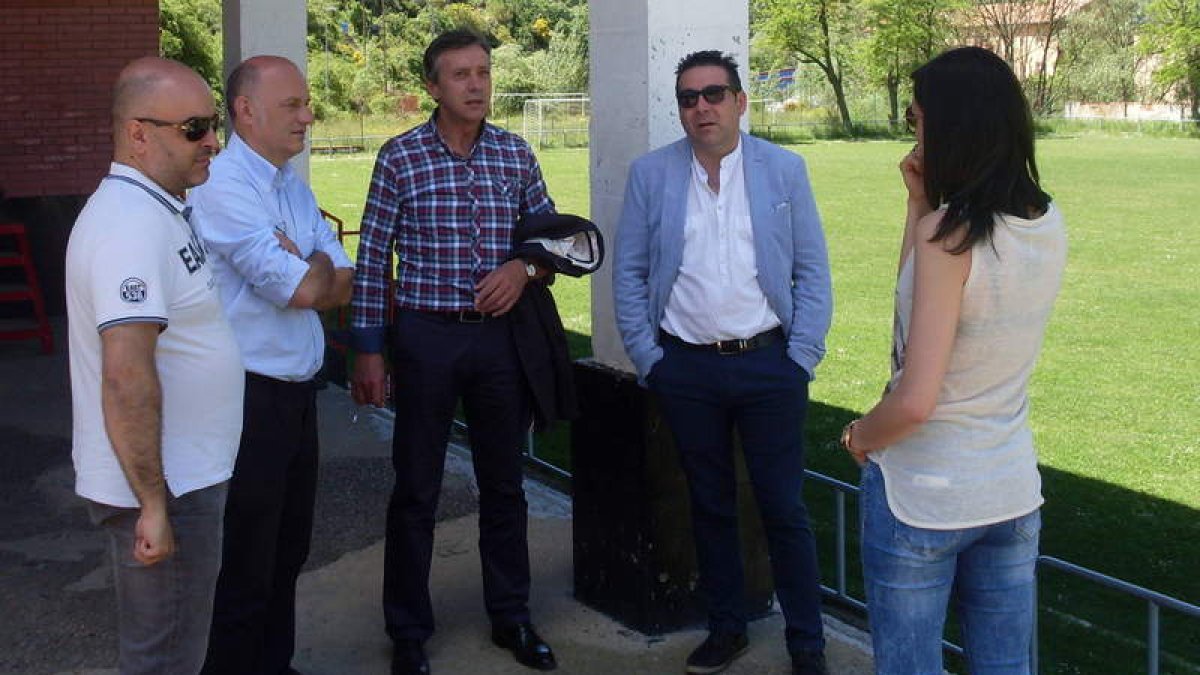 Los candidatos de UPL ayer en La Pola de Gordón. DL