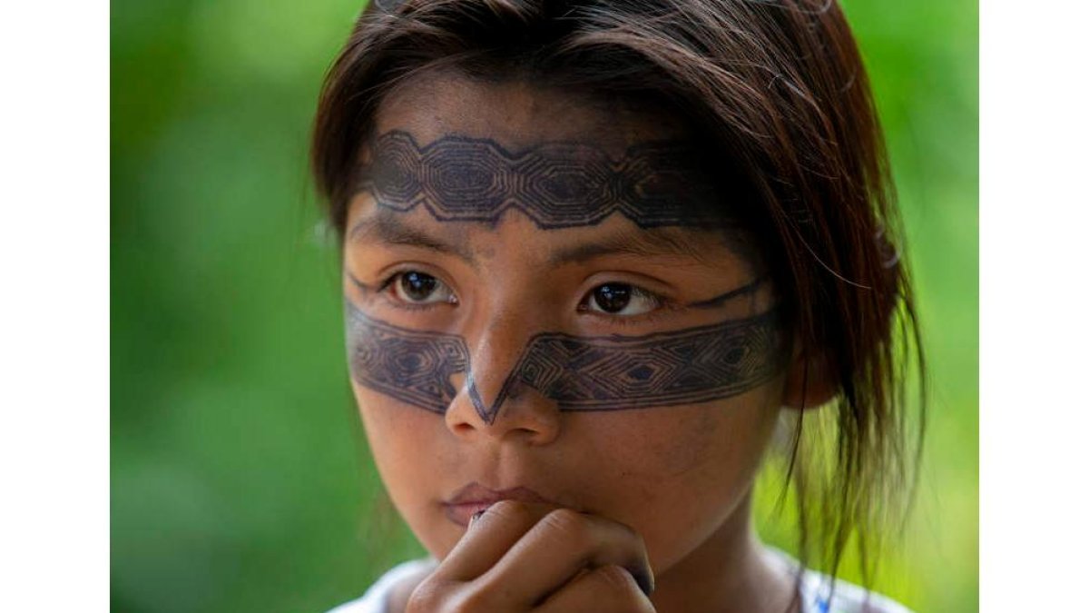 Una niña en Ecuador pintada con el tinte del wituk, utilizado para embellecer el rostro. JOSÉ JÁCOME
