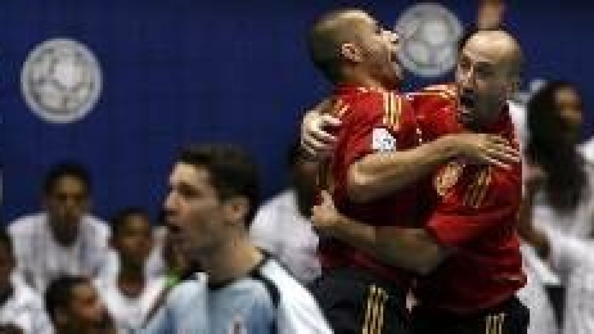 Fernando y Javi Eseferri celebran un gol de España