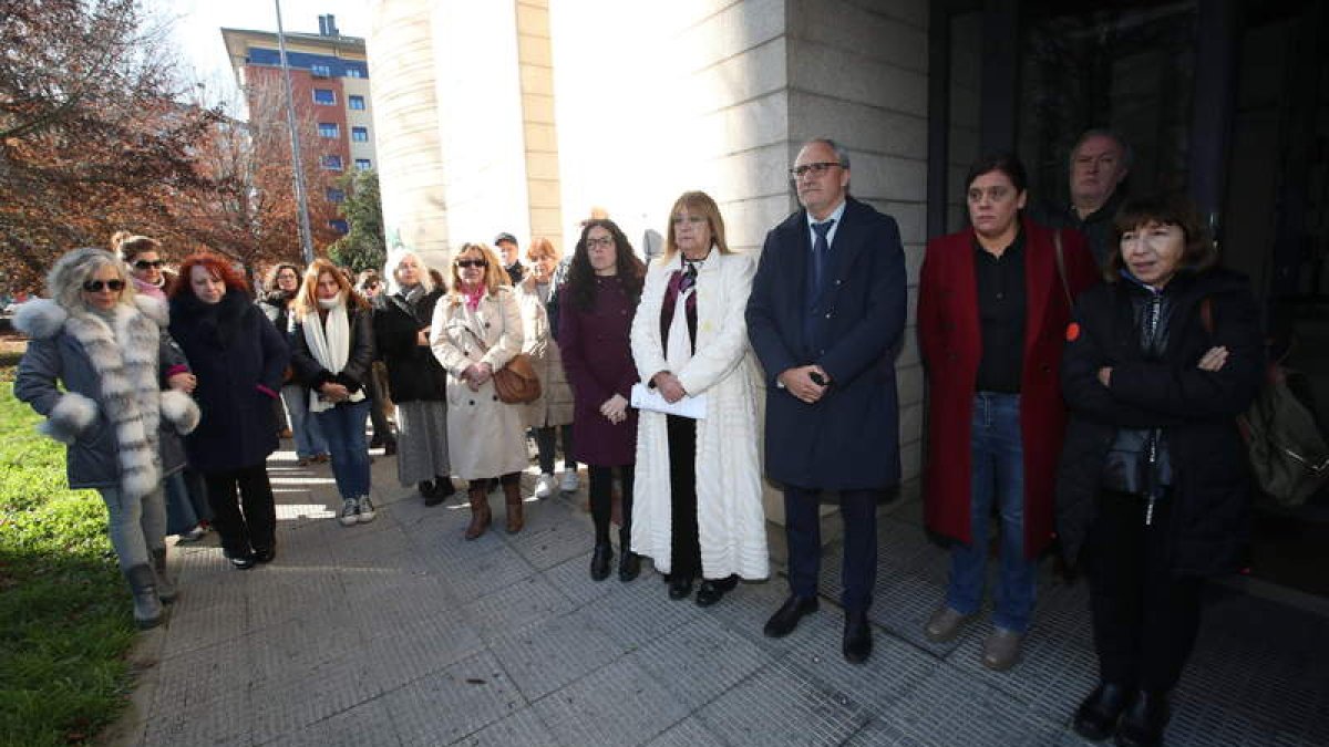 Minuto de silencio en el Consejo Comarcal. L. DE LA MATA