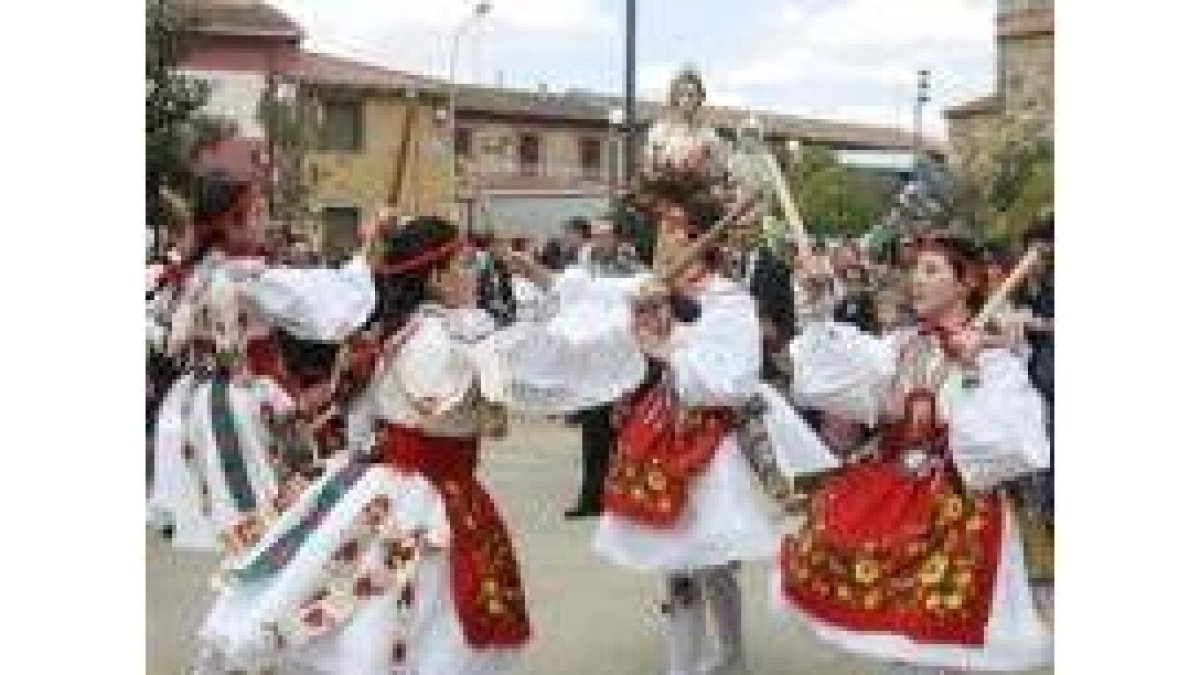 Los danzantes en un momento de la ejecución de sus bailes de paloteo