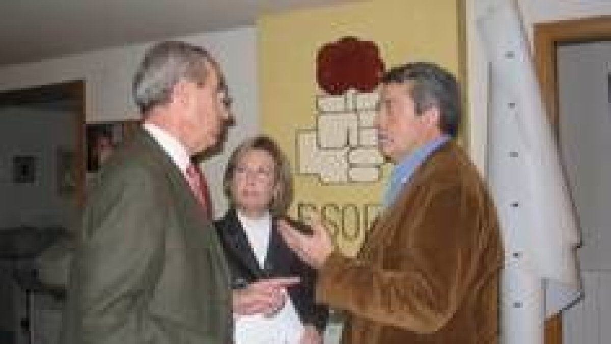 Antonio Losa, Amparo Valcarce y Miguel Martínez, ayer en la sede del PSOE