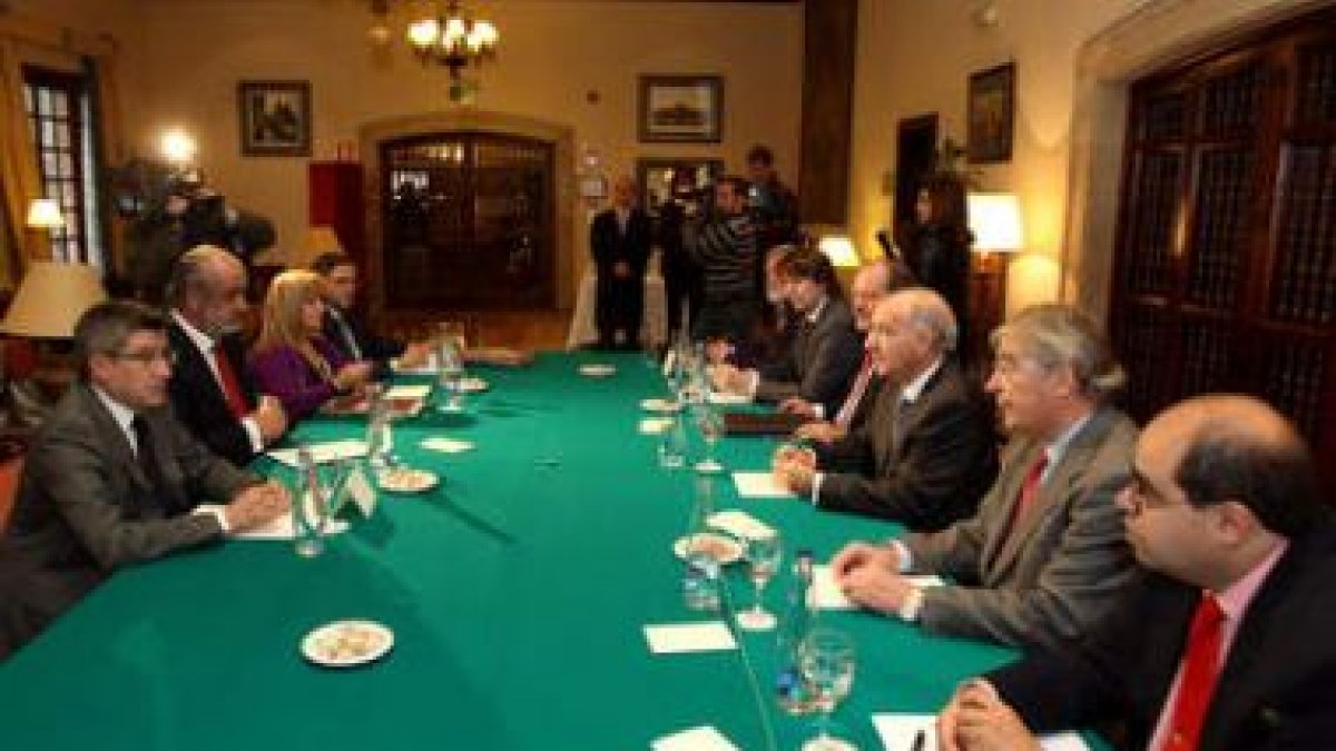 Los diez negociadores, cuatro por Caja España y seis por Caja Duero, ayer en Tordesillas.