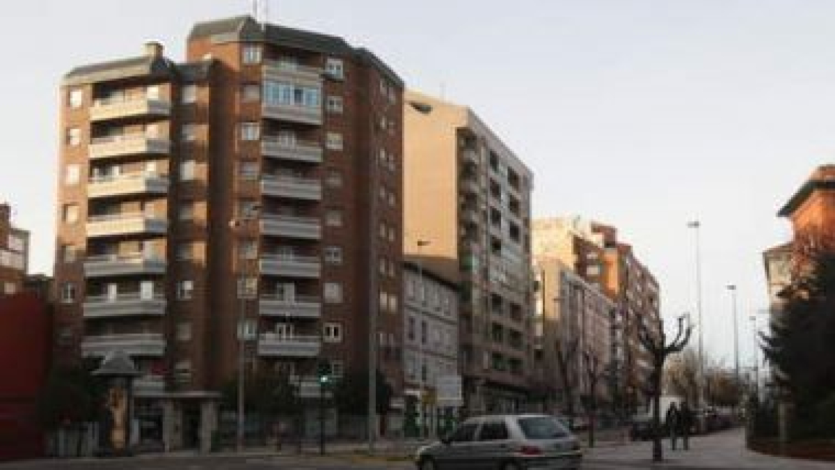 La intersección cuenta con amplio espacio para poder acometer la actuación.