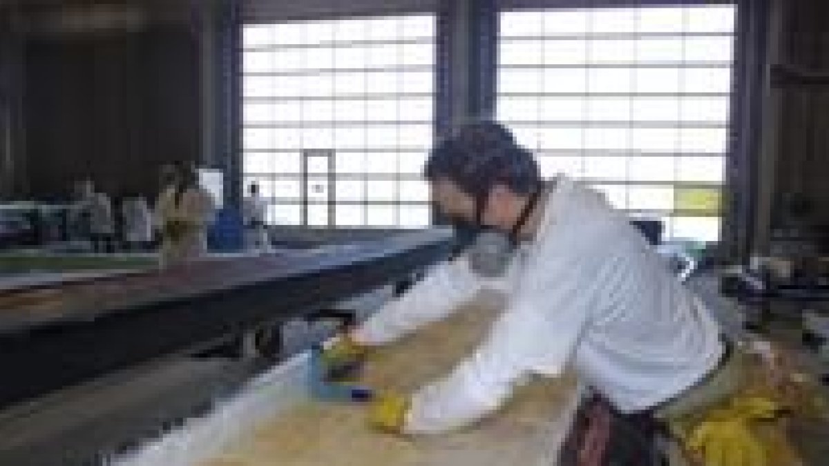 Un empleado de la factoría de LM en Ponferrada trabaja en una pala eólica, en una imagen de archivo