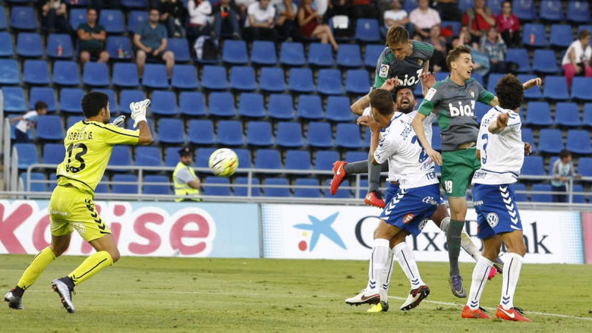 Raillo cabecea a gol una falta sacada por Casado para hacer el empate. JUAN GARCÍA CRUZ