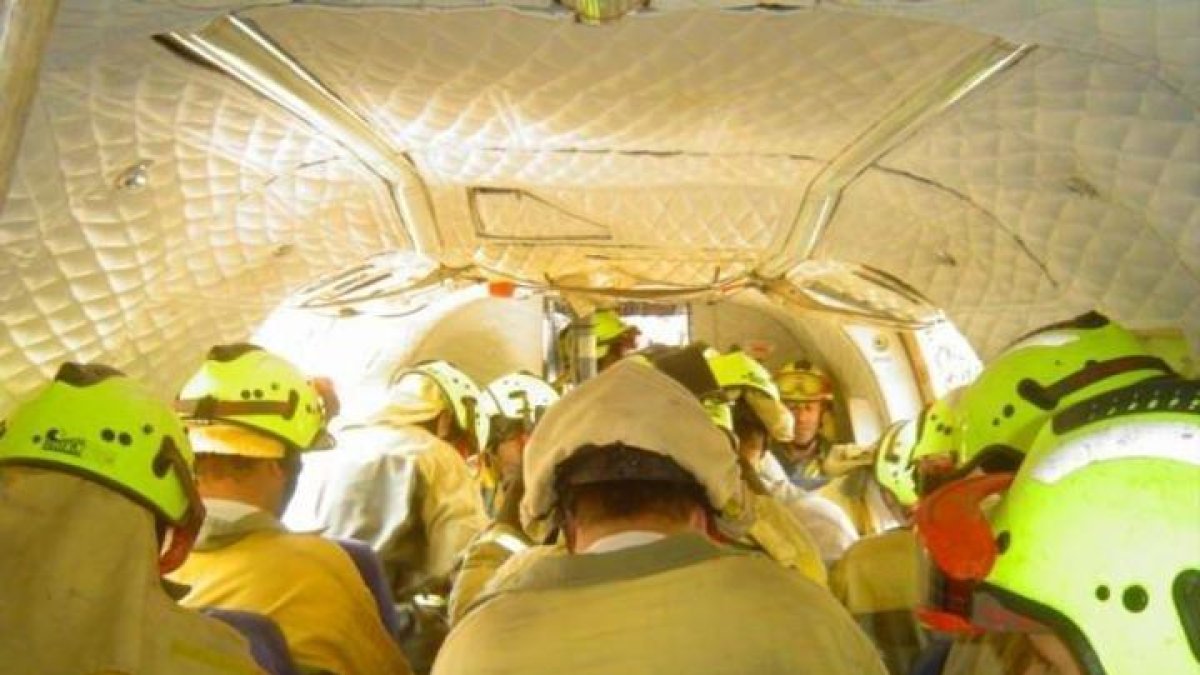 Agentes de la brigada forestal de Tabuyo dentro del helicóptero que los traslada a un incendio.