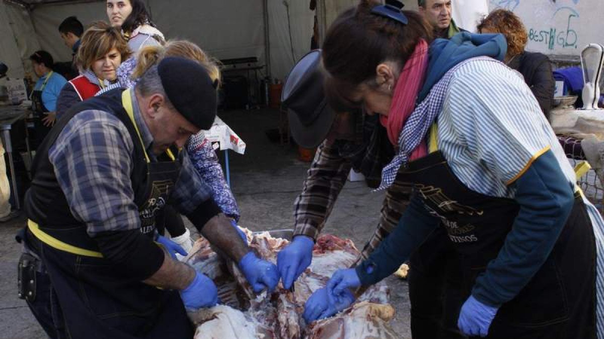 Este domingo tendrá lugar el despiece del cerdo para su posterior degustación. CAMPOS
