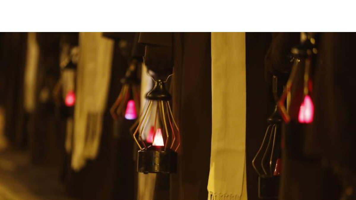 Faroles característicos de la cofradía iluminan la procesión del Santo Cristo del Perdón. RAMIRO