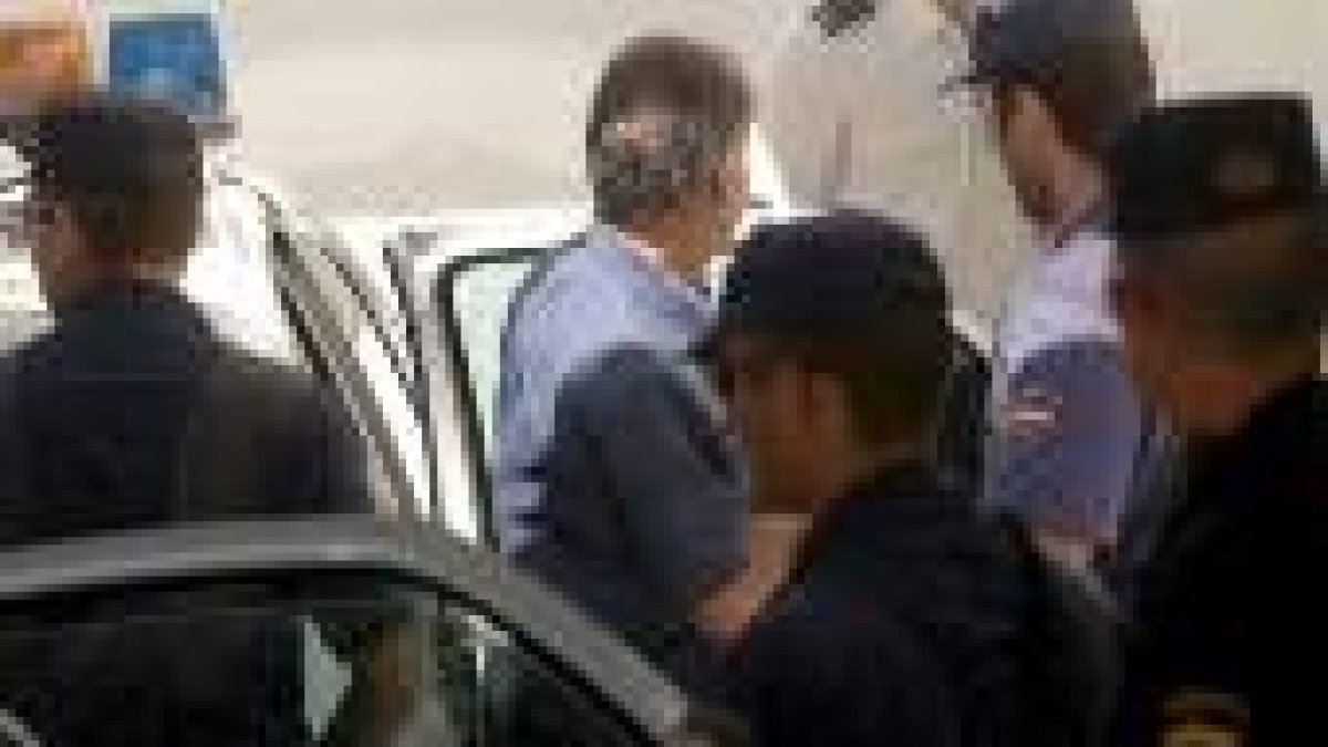 Agentes de la policía escoltan a uno de los empresarios imputados a su llegada al juzgado marbellí