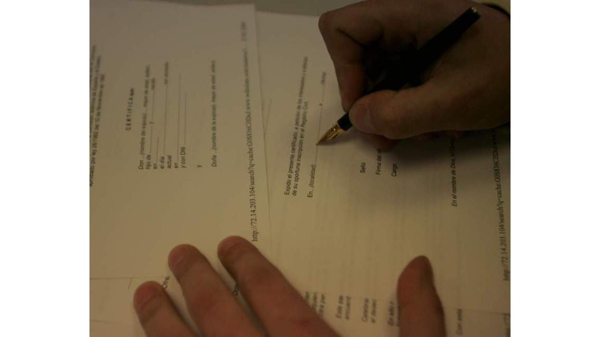 Firma de un divorcio exprés, que entró en vigor en 2005. NORBERTO