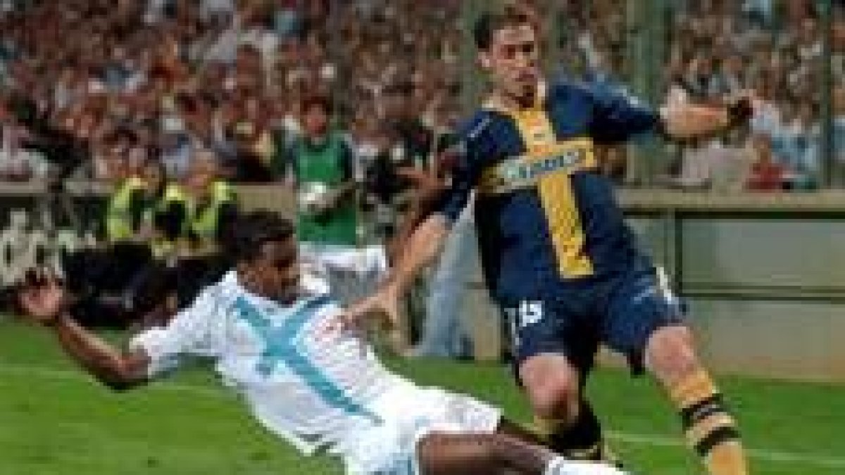 Beye intenta frenar una internada por la banda de Capdevilla en el partido disputado en Marsella