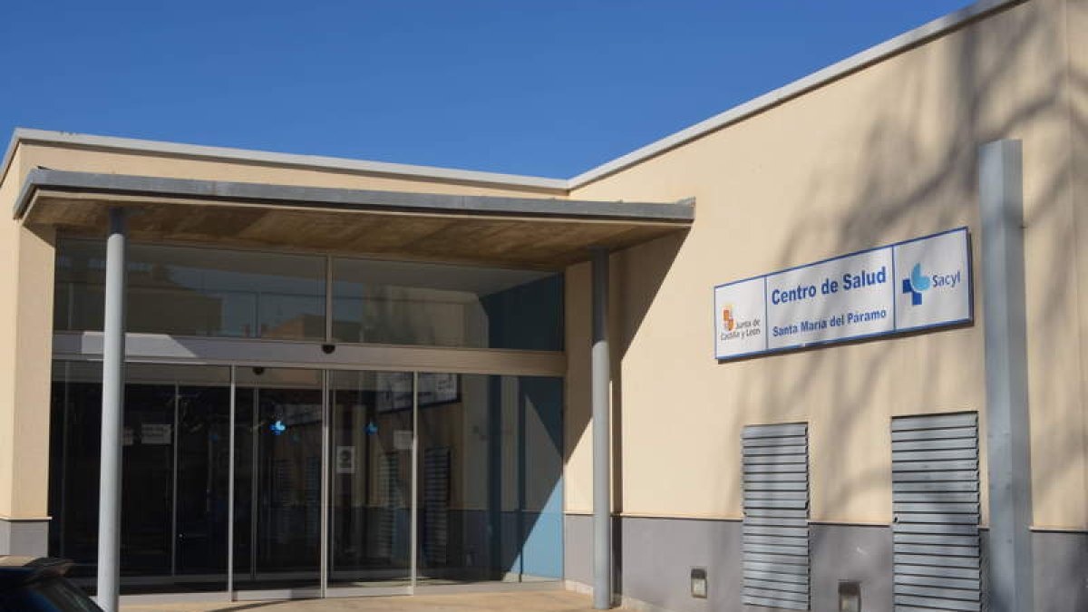 Imagen de la entrada principal del centro de salud de Santa María del Páramo. MEDINA