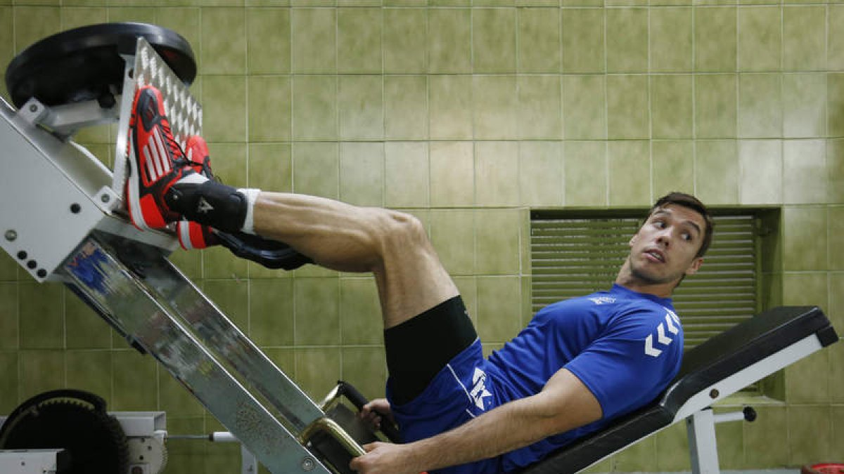 Mikel Aguirrezabalaga trabaja duro en el gimnasio para estar a tope el sábado.