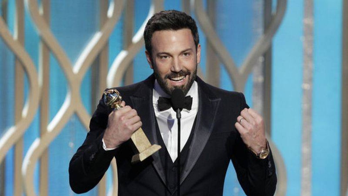 Ben Affleck recoge el premio al mejor director por 'Argo', esta madrugada en la gala de los Globos de Oro, en Beverly Hills.