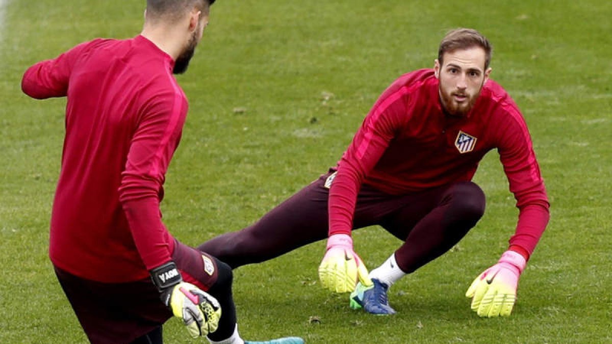 Oblak ya entrenó ayer con normalidad junto al resto del equipo. S. B.