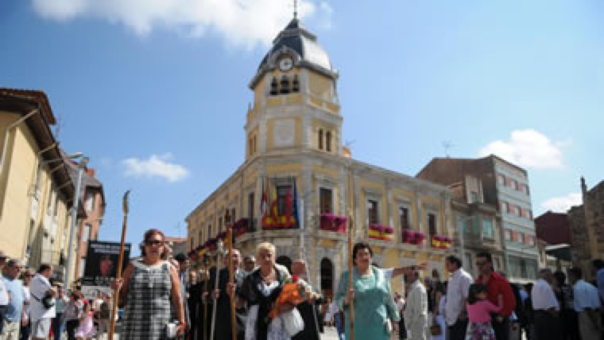 Las cofradías abrieron la ofrenda floral